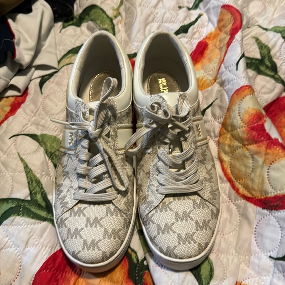 Size 8 Michael Kors shoes, brand new.